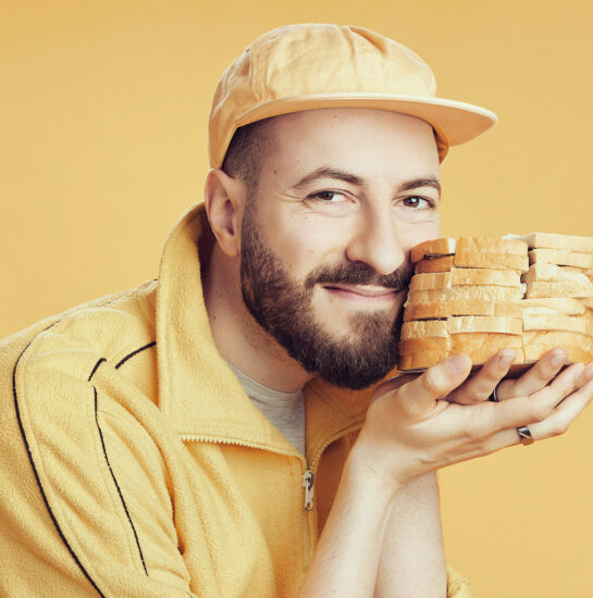 Blaise Bersinger qui tient du pain et appuie sa tête contre